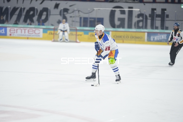 Robin Antenen (86; EV Zug) mit Puck