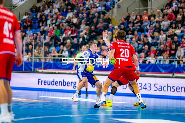 ThSV Eisenach mit Ball gegen Paco Barthe (20, SG BBM Bietigheim)