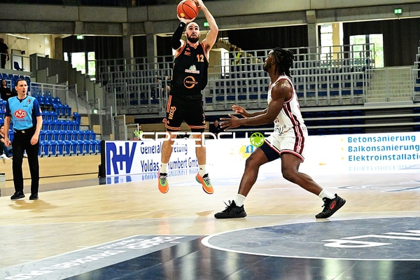 Tommy Kuhse (12; Rasta Vechta) wirft, William McDowell-White (9; JL Bourg Basket) verteidigt