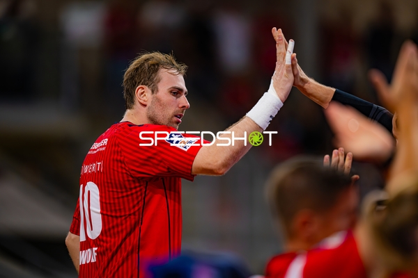 Tom Wolf (10; SG BBM Bietigheim) gibt High-Five