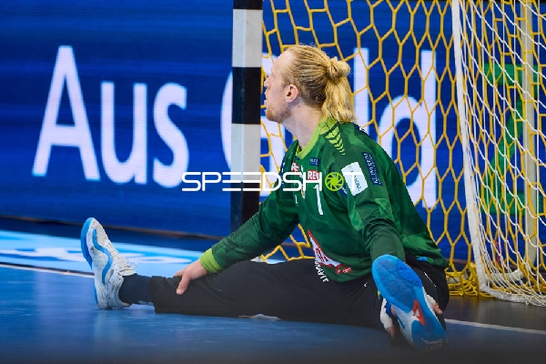Torwart sitzt im Tor nach einer Parade.