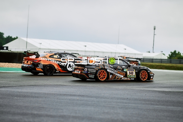 Fahrzeuge Adrenalin Motorsport Team Mainhattan Wheels (940): David Griessner, Nico Silva, Oskar Sandberg und Adrenalin Motorsport Team Mainhattan Wheels (941): Aaron Wenisch, Leo Messenger, Nick Deißler auf Strecke