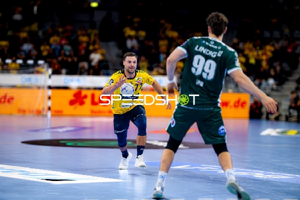 Dani Baijens (77; Rhein Neckar Löwen) wirft aufs Tor