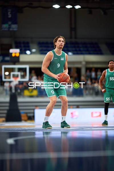 Marco Hollersbacher (9; Gladiators Trier) wirft auf den Korb