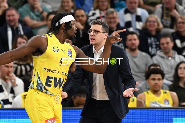 Szene mit Brian Fobbs (4; EWE Baskets Oldenburg) und Lazar Spasic (997; EWE Baskets Oldenburg)