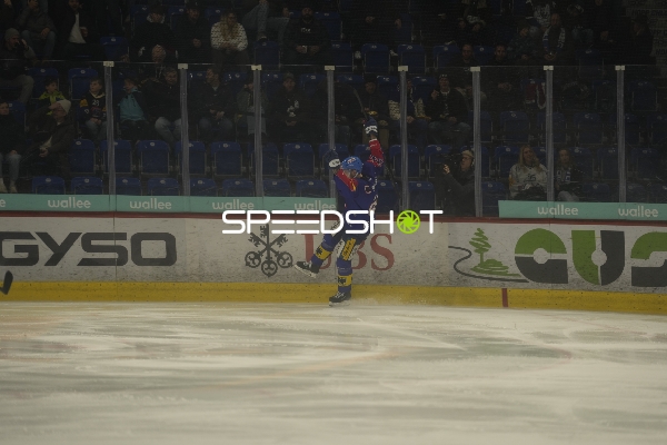 Tyler Morley (86; EHC Kloten) jubelt auf dem Eis