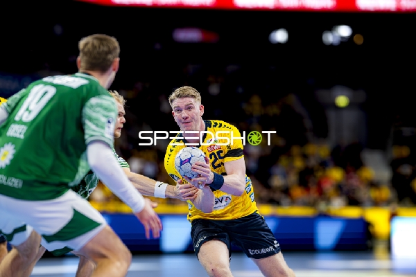 Zweikampf um den Ball zwischen Haukur Thrastarson (25; Rhein Neckar Löwen) und Mathias Gidsel (19; Füchse Berlin)