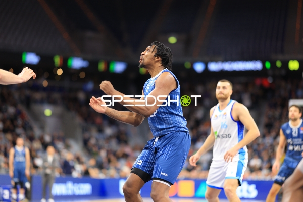 Spielaktion mit Osun Osunniyi (12; MLP Academics Heidelberg) und Radii Caisin (16; Frankfurt Skyliners)