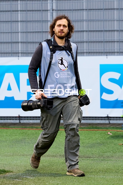 Fotograf auf dem Spielfeld