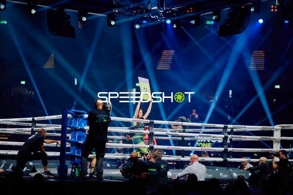 Ringmädchen zeigt Runde 2