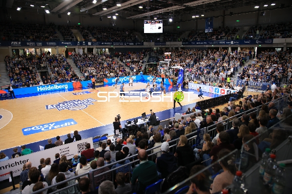 Spielaktion mit Spielern von MLP Academics Heidelberg und Veolia Towers Hamburg