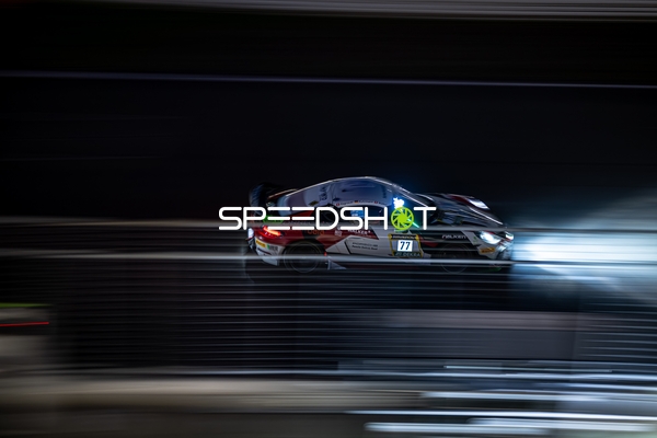 Rennfahrzeug auf der Rennstrecke