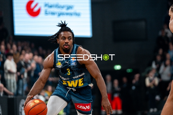 Christopher Clemons (3; EWE Baskets Oldenburg) in Aktion