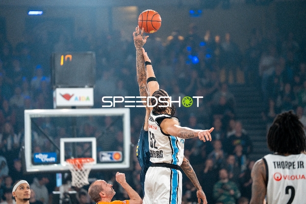 Spielaktion mit Zacharie Perrin (52; Veolia Towers Hamburg) und Nicholas Tischler (11; EWE Baskets Oldenburg)