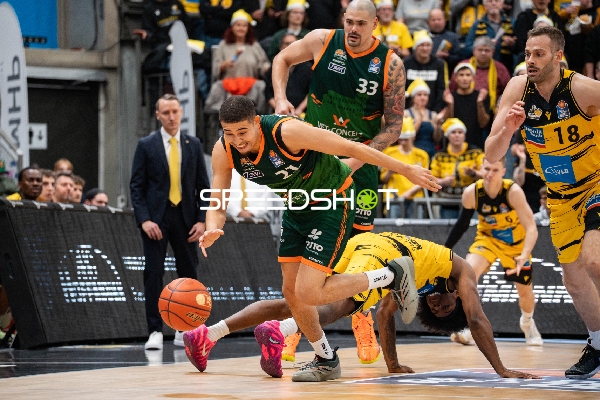 Evans Rapieque (21; Gladiators Trier) und Jonas Wohlfarth-Bottermann (18; MHP Riesen Ludwigsburg) in Aktion