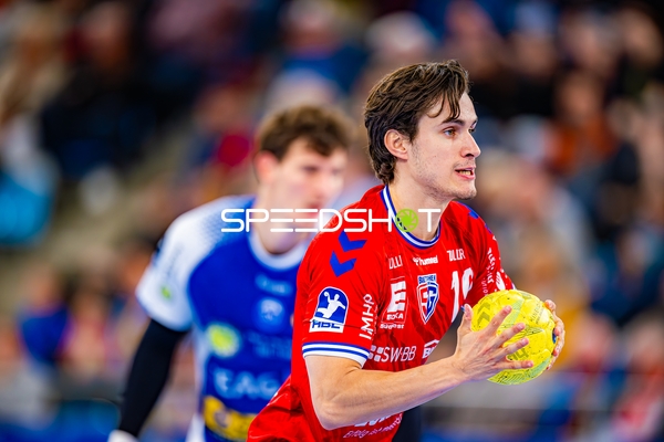 Tom Wolf (10, SG BBM Bietigheim) hält Ball