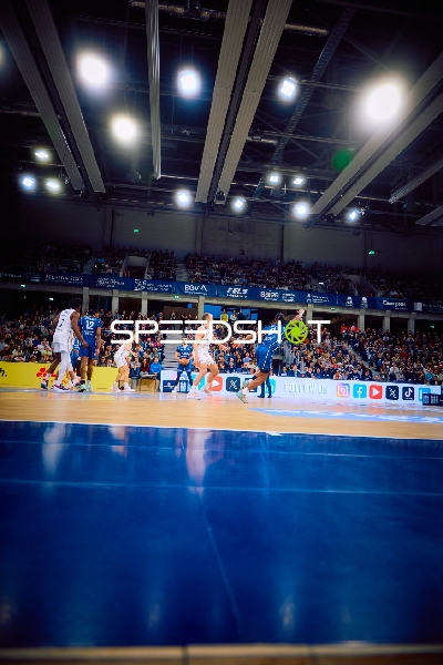 Ein Spieler von Brose Bamberg dribbelt den Ball nach vorne, während ein Spieler der MLP Academics Heidelberg verteidigt.