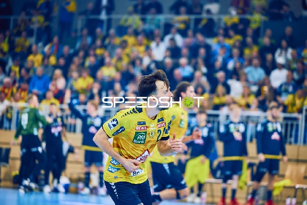 Ein Spieler der Rhein Neckar Löwen dribbelt den Ball nach vorne.