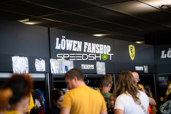 Fans im Löwen Fanshop