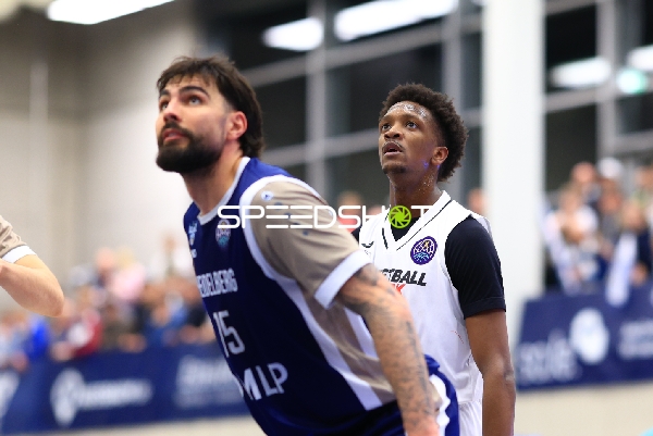 Marcel Keßen (15; MLP Academics Heidelberg) und Sir Jabari Rice (10; Basketball Nymburg) in Aktion