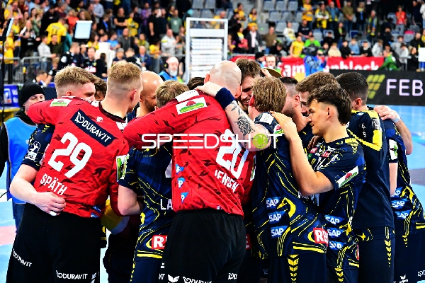 Steven Plucnar Jacobsen (9; Rhein Neckar Löwen) und Gino Steenaerts (14; Rhein Neckar Löwen) in Jubel