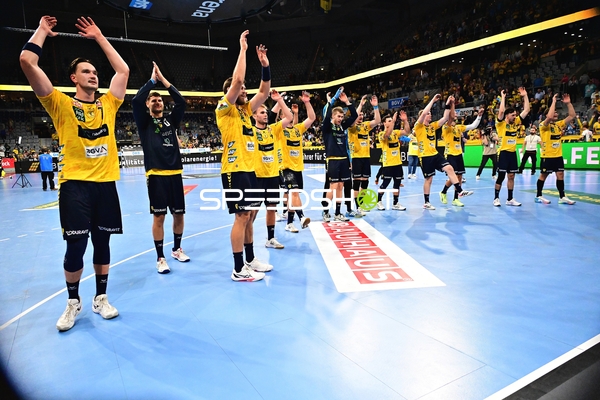 Robert Timmermeister (7; Rhein Neckar Löwen) und Team jubeln