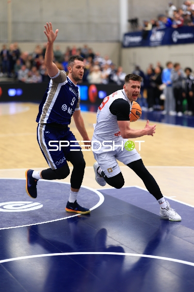 Paul Zipser (9; MLP Academics Heidelberg) im Zweikampf mit 8; Basketball Nymburg