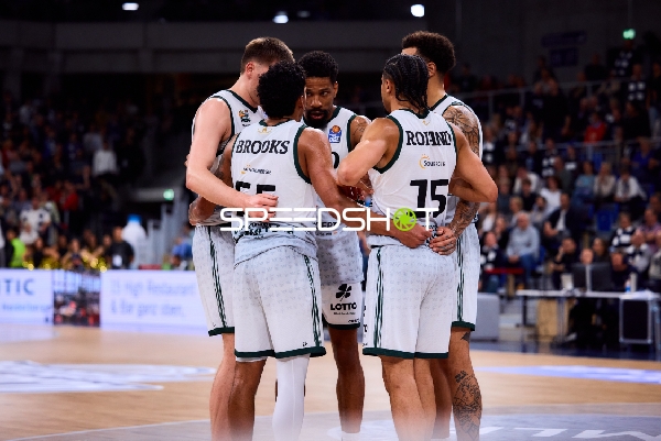 Urald King (20; Gladiators Trier) mit Teamkollegen in Teamumarmung