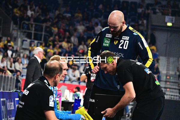 Mike Jensen (20; Rhein Neckar Löwen) bei Trainerbesprechung