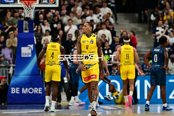 Spielaktion mit Osun Osunniyi (12; MLP Academics Heidelberg)