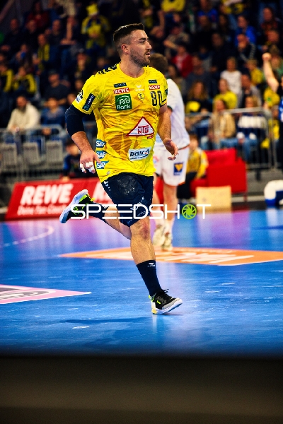 Ein Spieler der Rhein Neckar Löwen bewegt sich auf dem Spielfeld.