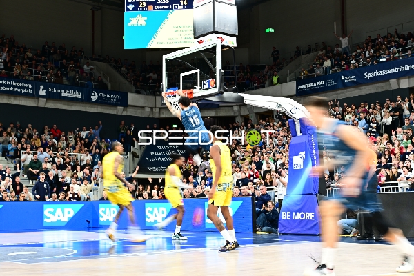 Marcel Keßen (15; MLP Academics Heidelberg) mit Dunk gegen Joel Harms (20; EWE Baskets Oldenburg)