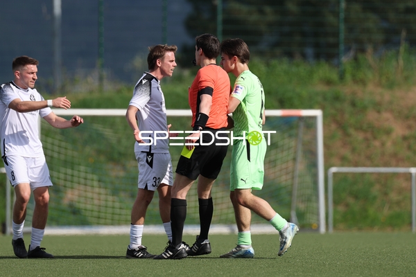 Diskussion mit dem Schiedsrichter während des Spiels