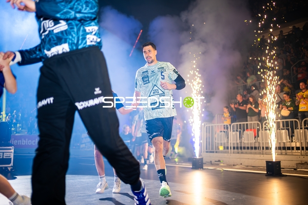 Spieler laufen ein vor jubelnden Fans