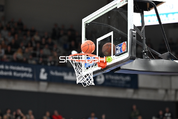 Ball am Korb im easyCredit BBL