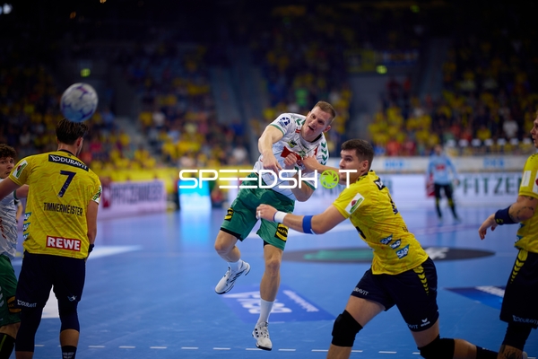 Spieler kämpfen um den Ball