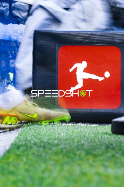 Bundesliga-Logo am Spielfeldrand