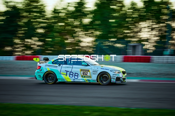 Rennfahrzeug auf der Rennstrecke