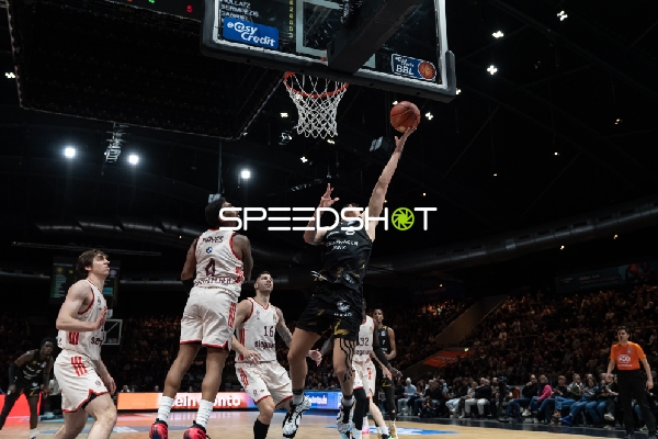 Joshua Obiesie (8, Basketball Löwen Braunschweig) mit Layup