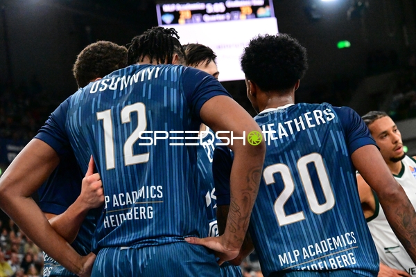 Timeout mit Osun Osunniyi (12; MLP Academics Heidelberg) und Michael Weathers (20; MLP Academics Heidelberg)