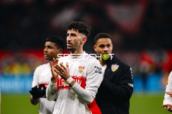 Spieler von VfB Stuttgart applaudieren