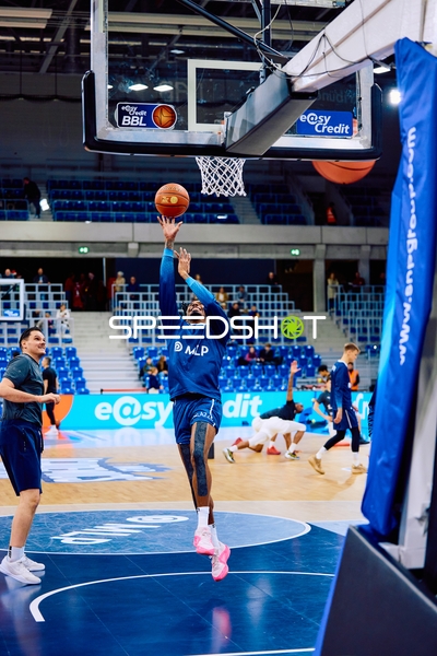 Ein Spieler von MLP Academics führt einen Layup im Training aus.
