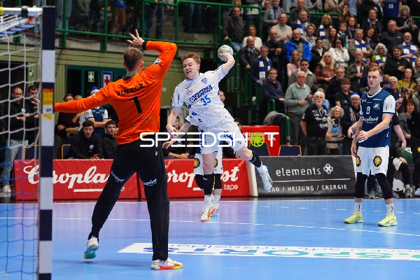 Jarnes Faust (35; TBV Lemgo) wirft aufs Tor