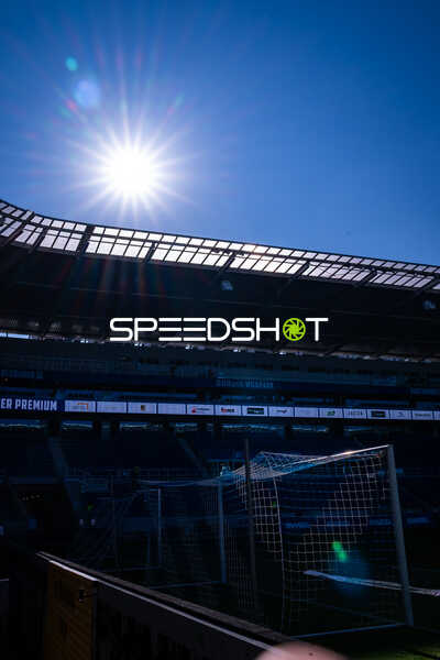 Dramatisches Sonnenlicht trifft das Karlsruher Stadion