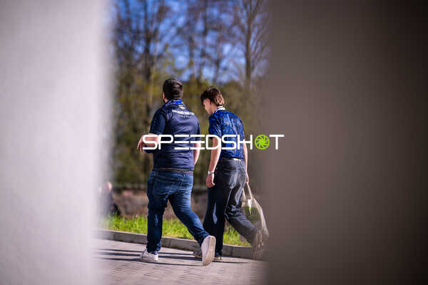Zwei Männer vor dem Fußballspiel