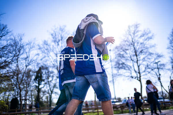 Fans in Trikots des Karlsruher SC bei sonnigem Wetter