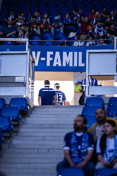 Zuschauer betreten Stadion in Karlsruhe