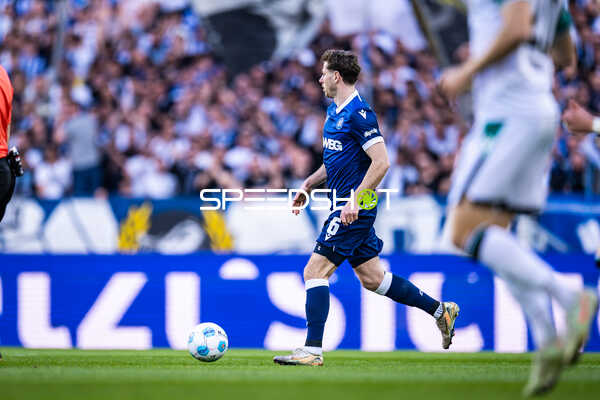 Dribbling von Spieler Nummer 6 im Karlsruher SC Trikot