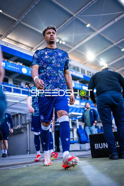 Spieler des Karlsruher SC betritt das Spielfeld