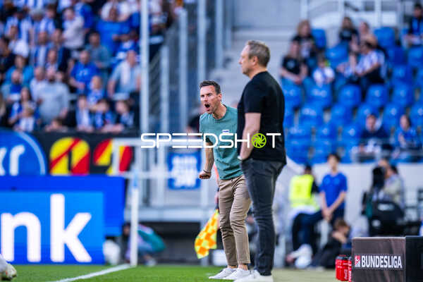 Trainer an der Seitenlinie im Stadion in Karlsruhe